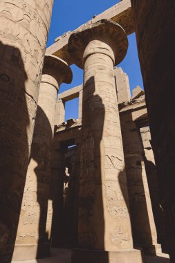 Luxor, Mısır - 11 Kasım 2020: Amun-Re Bölgesi 'ndeki Büyük Hypostyle Salonu' ndaki Karnak Tapınağı Kompleksinin Antik Büyük Sütunları