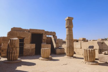 Luxor, Mısır - 11 Kasım 2020: Amun-Re Bölgesi 'ndeki Büyük Hypostyle Salonu' ndaki Karnak Tapınağı Kompleksinin Antik Büyük Sütunları