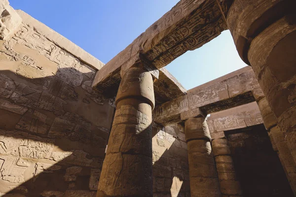 Λούξορ Αίγυπτος Νοεμβρίου 2020 Αρχαίες Τεράστιες Στήλες Του Ναού Καρνάκ — Φωτογραφία Αρχείου