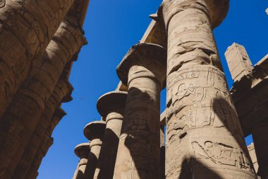 Luxor, Mısır - 11 Kasım 2020: Amun-Re Bölgesi 'ndeki Büyük Hypostyle Salonu' ndaki Karnak Tapınağı Kompleksinin Antik Büyük Sütunları
