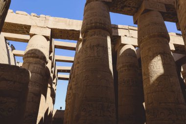 Luxor, Mısır - 11 Kasım 2020: Amun-Re Bölgesi 'ndeki Büyük Hypostyle Salonu' ndaki Karnak Tapınağı Kompleksinin Antik Büyük Sütunları