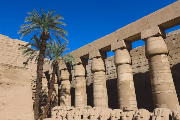 Luxor Egipt Listopada 2020 Starożytne Masywne Kolumny Kompleksu Świątynnego Karnak — Zdjęcie stockowe