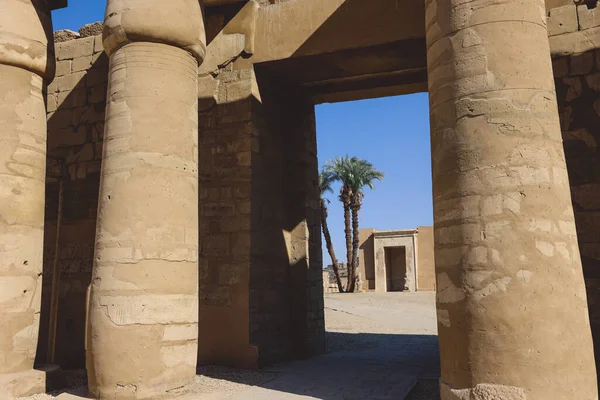 Starověké Egyptské Zříceniny Chrámového Komplexu Karnak Palmami Pozadí Poblíž Luxor — Stock fotografie