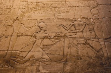 Luxor, Mısır - 11 Kasım 2020: Luxor yakınlarındaki Karnak Tapınağının Hypostyle Salonundaki Kum Taşı Sütununa Eski Mısır Çizimi