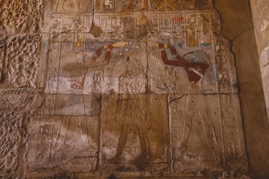 Luxor, Mısır - 11 Kasım 2020: Luxor yakınlarındaki Karnak Tapınağının Hypostyle Salonundaki Kum Taşı Sütununa Eski Mısır Çizimi