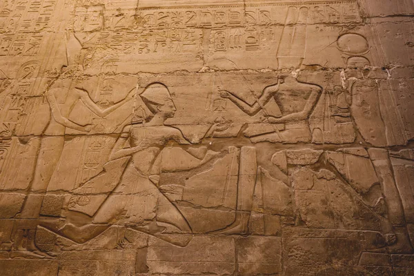 Luxor Egipto Noviembre 2020 Antiguo Egipcio Dibujando Sobre Pilar Arenisca —  Fotos de Stock