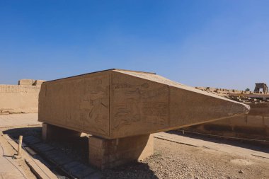Mısır, Lüksör yakınlarındaki Antik Mısır Karnak Tapınağı 'nın kireçtaşı kalıntıları.