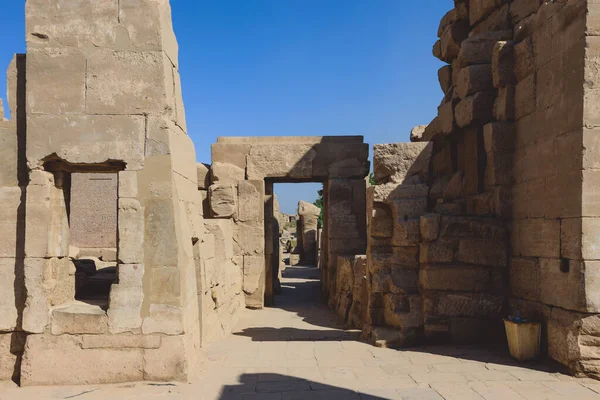 Vápencový Zřícenina Starověkého Egyptského Chrámového Komplexu Karnak Poblíž Luxoru Egypt — Stock fotografie