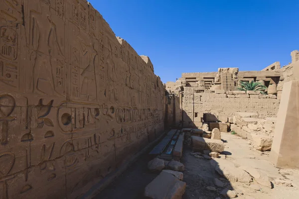 Vápencový Zřícenina Starověkého Egyptského Chrámového Komplexu Karnak Poblíž Luxoru Egypt — Stock fotografie