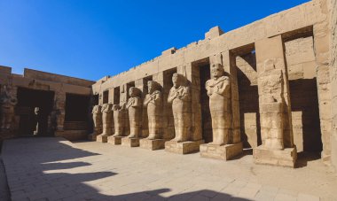 Mısır, Lüksör yakınlarındaki Karnak Tapınağı 'ndaki Karyatid Salonuna bakın.  