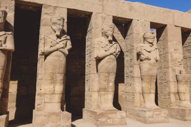 Mısır, Lüksör yakınlarındaki Karnak Tapınağı 'ndaki Karyatid Salonuna bakın.  