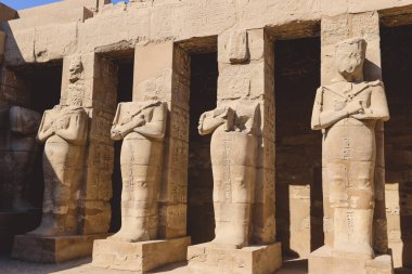 Mısır, Lüksör yakınlarındaki Karnak Tapınağı 'ndaki Karyatid Salonuna bakın.  