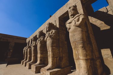 Mısır, Lüksör yakınlarındaki Karnak Tapınağı 'ndaki Karyatid Salonuna bakın.  