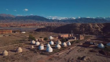 Issyk Kul Gölü kıyısında geleneksel Kırgız tarzında otantik yurtlar