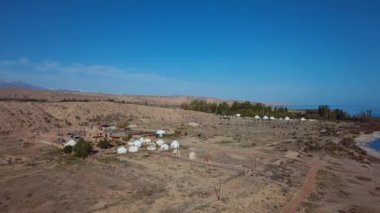 Issyk Kul Gölü kıyısında geleneksel Kırgız tarzında otantik yurtlar