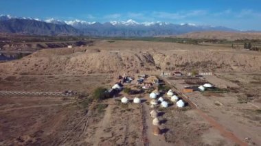 Issyk Kul Gölü kıyısında geleneksel Kırgız tarzında otantik yurtlar