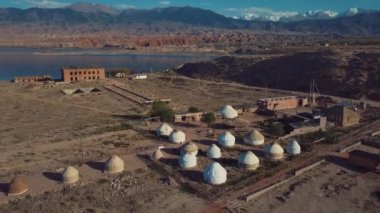 Issyk Kul Gölü kıyısında geleneksel Kırgız tarzında otantik yurtlar