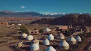 Issyk Kul Gölü kıyısında geleneksel Kırgız tarzında otantik yurtlar