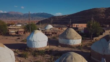 Issyk Kul Gölü kıyısında geleneksel Kırgız tarzında otantik yurtlar