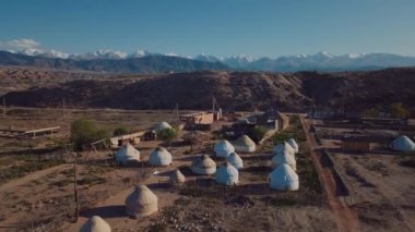 Issyk Kul Gölü kıyısında geleneksel Kırgız tarzında otantik yurtlar