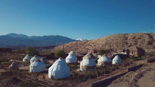 Autentiska Yurts Traditionell Kirgisisk Stil Stranden Issyk Kul Lake — Stockvideo