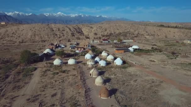 Yurtas Auténticas Estilo Kirguiso Tradicional Orilla Del Lago Issyk Kul — Vídeos de Stock