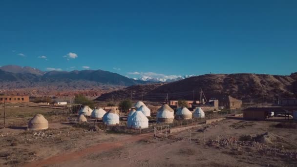 Autentiska Yurts Traditionell Kirgisisk Stil Stranden Issyk Kul Lake — Stockvideo