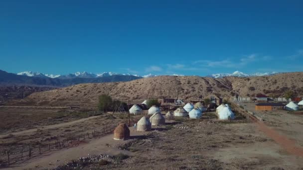 Autentyczne Jurty Tradycyjnym Kirgiskim Stylu Brzegu Jeziora Issyk Kul — Wideo stockowe