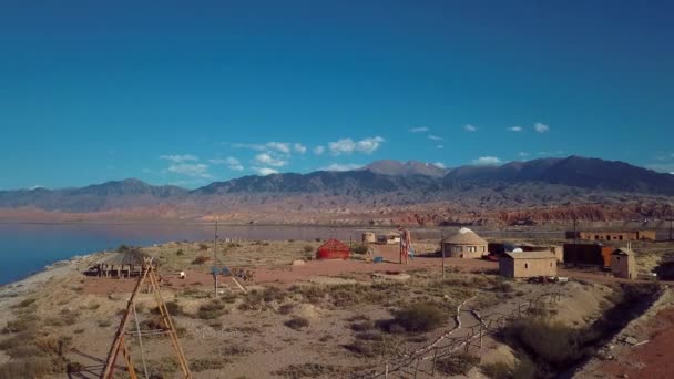 Autentyczne Jurty Tradycyjnym Kirgiskim Stylu Brzegu Jeziora Issyk Kul — Wideo stockowe