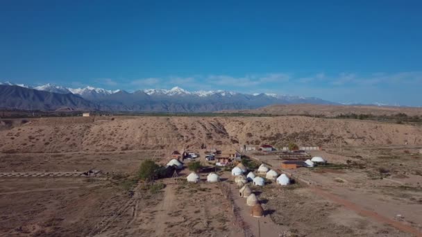 Autentyczne Jurty Tradycyjnym Kirgiskim Stylu Brzegu Jeziora Issyk Kul — Wideo stockowe