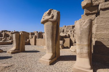 Eski Mısır Tanrısı 'nın Eski Kum Taşı Harabeleri Lüksör, Mısır yakınlarındaki Karnak Tapınağı Kompleksi' nde.
