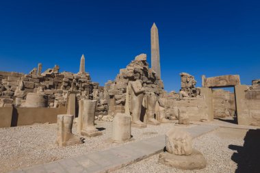 Eski Mısır Tanrısı 'nın Eski Kum Taşı Harabeleri Lüksör, Mısır yakınlarındaki Karnak Tapınağı Kompleksi' nde.