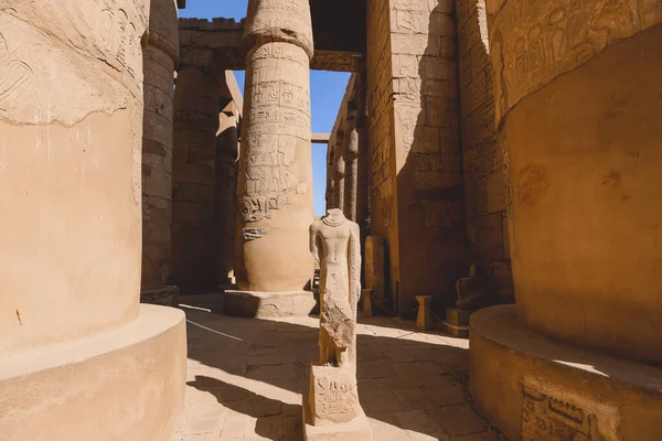 Starověké Pískovcové Trosky Starého Egyptského Boha Chrámovém Komplexu Karnaku Luxoru — Stock fotografie