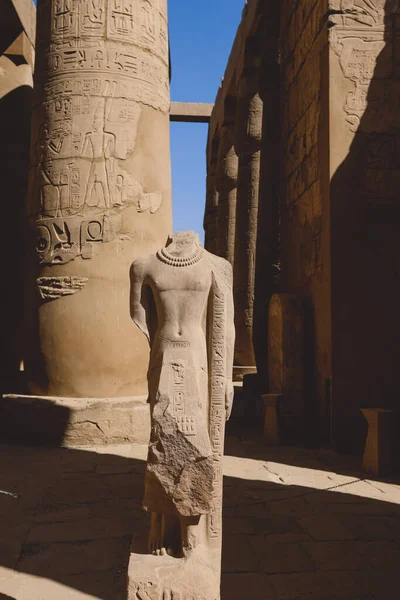 Αρχαία Ερείπια Αμμόλιθου Του Παλαιού Αιγυπτιακού Θεού Στο Συγκρότημα Ναών — Φωτογραφία Αρχείου