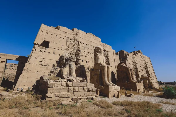 埃及卢克索附近Karnak寺建筑群中古埃及神的砂岩遗址 — 图库照片
