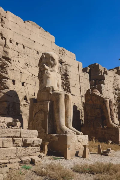 Eski Mısır Tanrısı 'nın Eski Kum Taşı Harabeleri Lüksör, Mısır yakınlarındaki Karnak Tapınağı Kompleksi' nde.