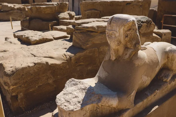 Antigas Ruínas Arenito Antigo Deus Egípcio Complexo Templo Karnak Perto — Fotografia de Stock