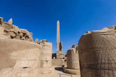 Mısır 'ın Luxor yakınlarındaki Karnak Tapınağı Kompleksi' ndeki Obelisk of Thutmosis I antik Mısır kalıntılarına bakın.