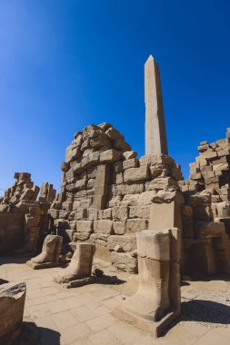 Mısır 'ın Luxor yakınlarındaki Karnak Tapınağı Kompleksi' ndeki Obelisk of Thutmosis I antik Mısır kalıntılarına bakın.