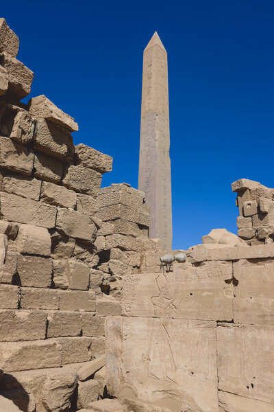 Вид на древнеегипетские руины Обелиска Тутмоса I в Карнакском ущелье недалеко от Луксора, Египет