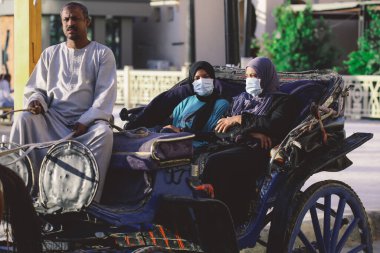 Luxor, Mısır - 12 Kasım 2020: Luxor Şehir Merkezi 'nde Mısırlı At Arabası turistlerle birlikte ana turistik geziye çıktı
