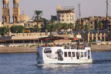 Mısır 'ın Nil Nehri' ndeki Mısır Gemisi Lüksör şehrindeki başka bir Riverside şehrine giden yolcular için.