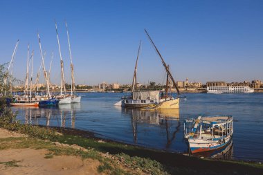 Mısır 'ın Nil Nehri' ndeki Mısır Gemisi Lüksör şehrindeki başka bir Riverside şehrine giden yolcular için.