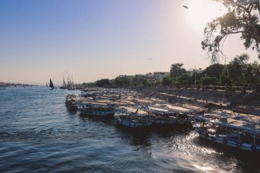 Mısır 'ın Nil Nehri' ndeki Mısır Gemisi Lüksör şehrindeki başka bir Riverside şehrine giden yolcular için.