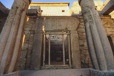 Günbatımı Manzarası, Mısır 'ın Luxor kentindeki büyük Antik Mısır tapınağının Sarı Büyük sütununda aydınlandı.