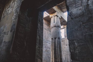 Günbatımı Manzarası, Mısır 'ın Luxor kentindeki büyük Antik Mısır tapınağının Sarı Büyük sütununda aydınlandı.