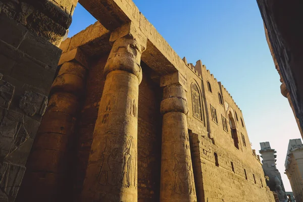 Sunset View Illuminated Yellow Grand Colonnade Large Ancient Egyptian Temple — Stock Photo, Image