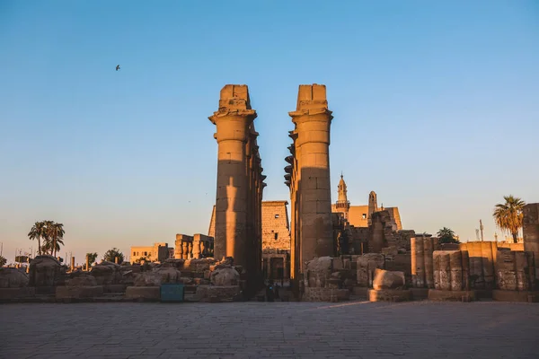 Sonnenuntergang Blick Auf Eine Gelb Erleuchtete Kolonnade Des Großen Altägyptischen — Stockfoto