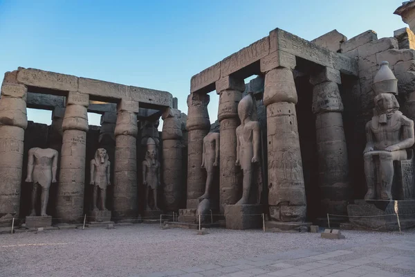 Sunset View Illuminated Stone Αγάλματα Του Μεγάλου Αρχαίου Αιγυπτιακού Ναού — Φωτογραφία Αρχείου