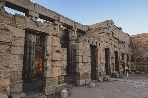 Solnedgång Utsikt Över Upplysta Stenstatyer Den Stora Antika Egyptiska Templet — Stockfoto
